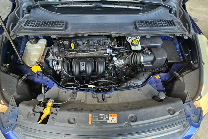 Foto del motor con el capó abierto