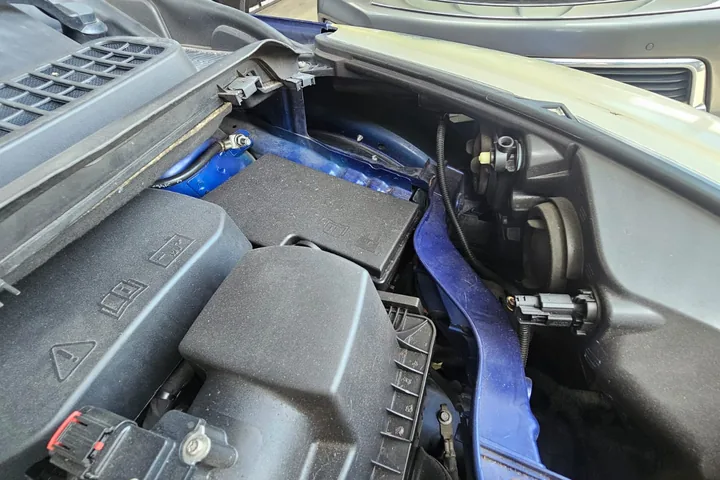 Foto del compartimiento del motor y la caja de fusibles